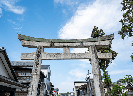 参道からの入口