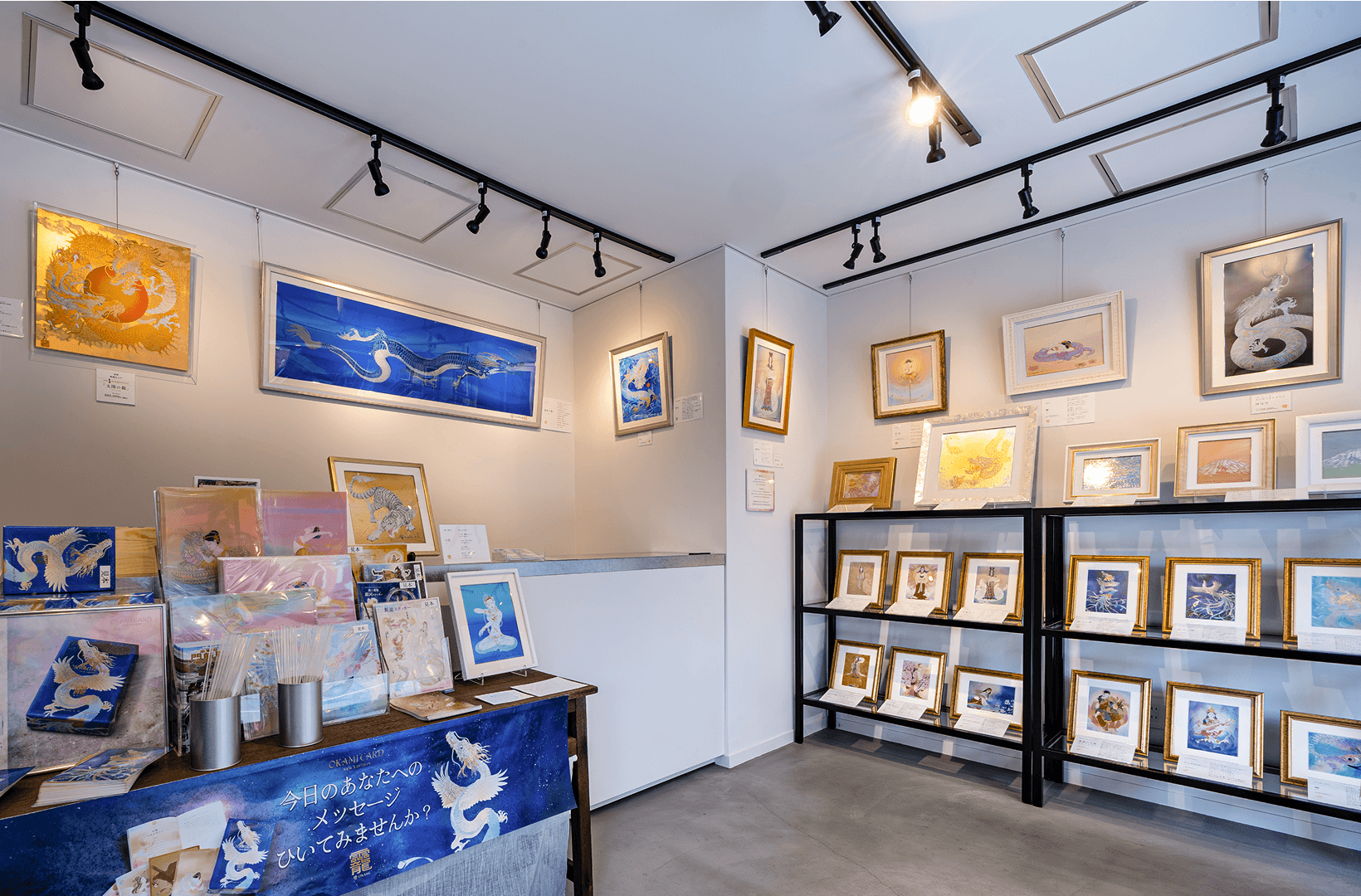 陶彩画やグッズが並ぶ龗 OKAMIの店内
